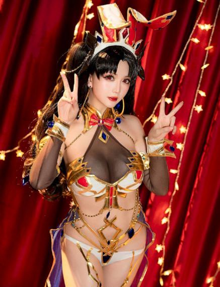 女警丰满的双乳