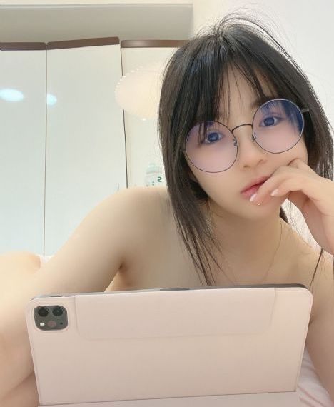 亚洲精品久久久日韩美女图片