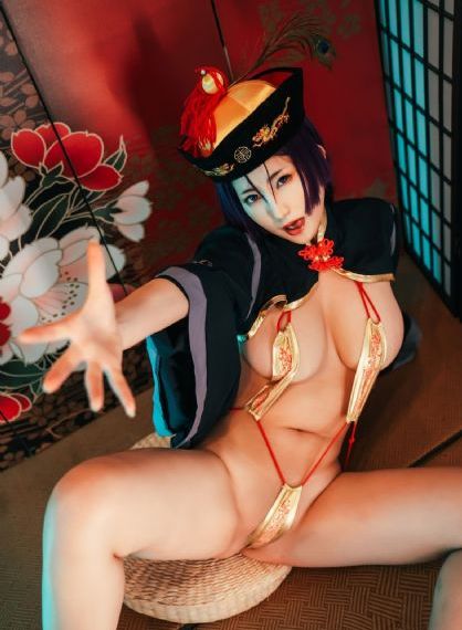 他解开女警的乳罩慢慢揉电影