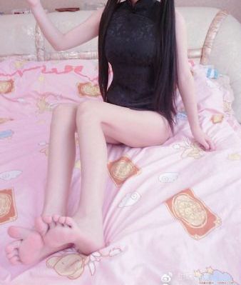 美女脱去内衣露出胸软件